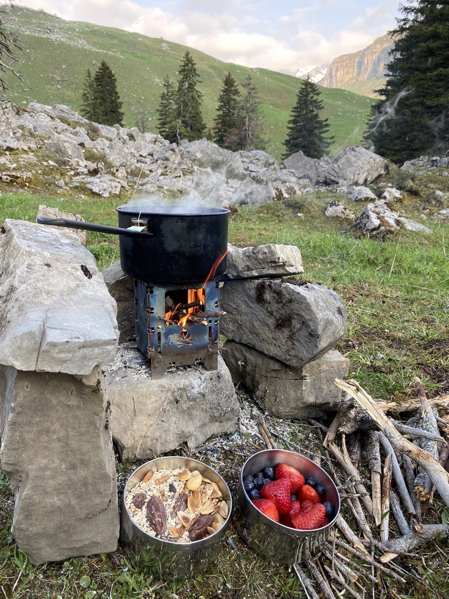 Kochtopf über dem Feuer zwischen Steinen