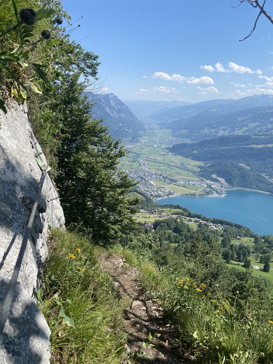 Bergpfad über dem Tal