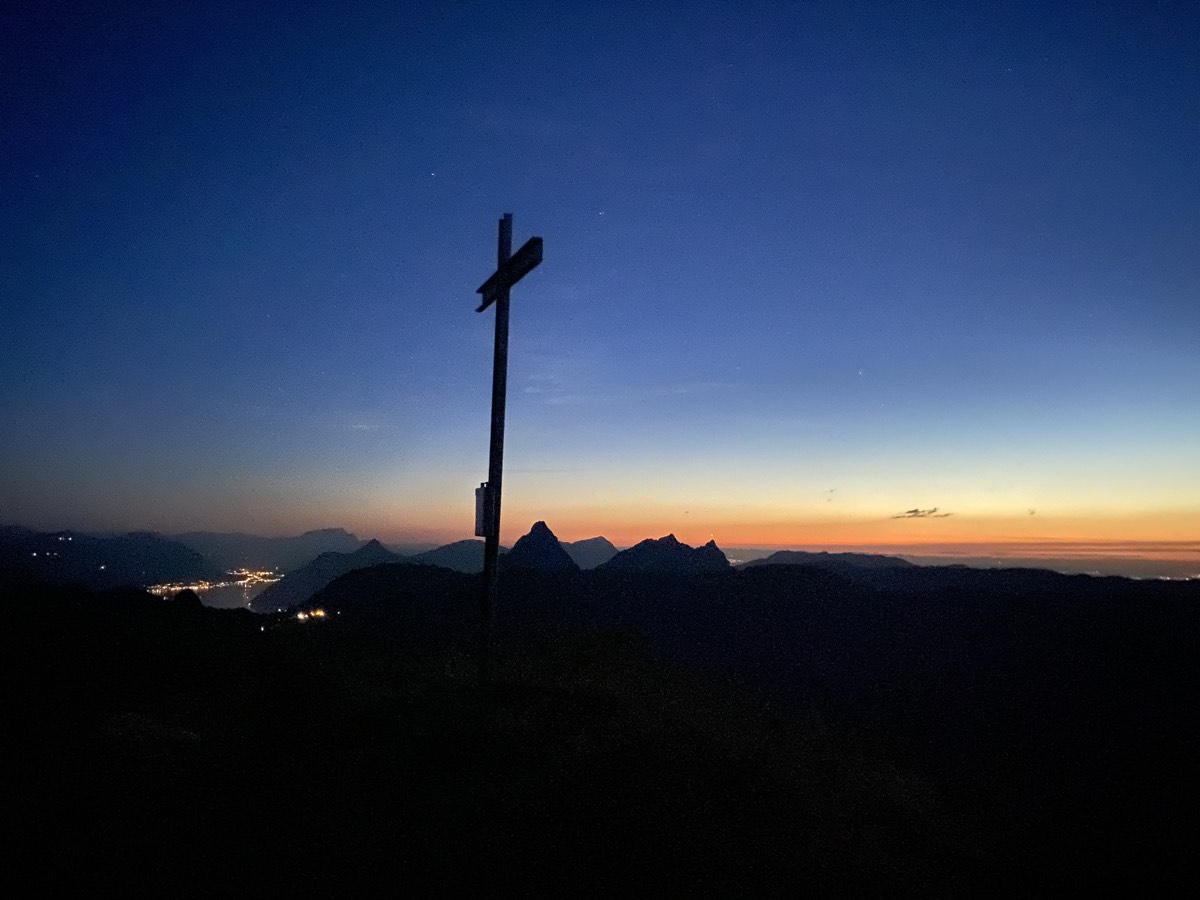 Gipfelkreuz in der blauen Stunde