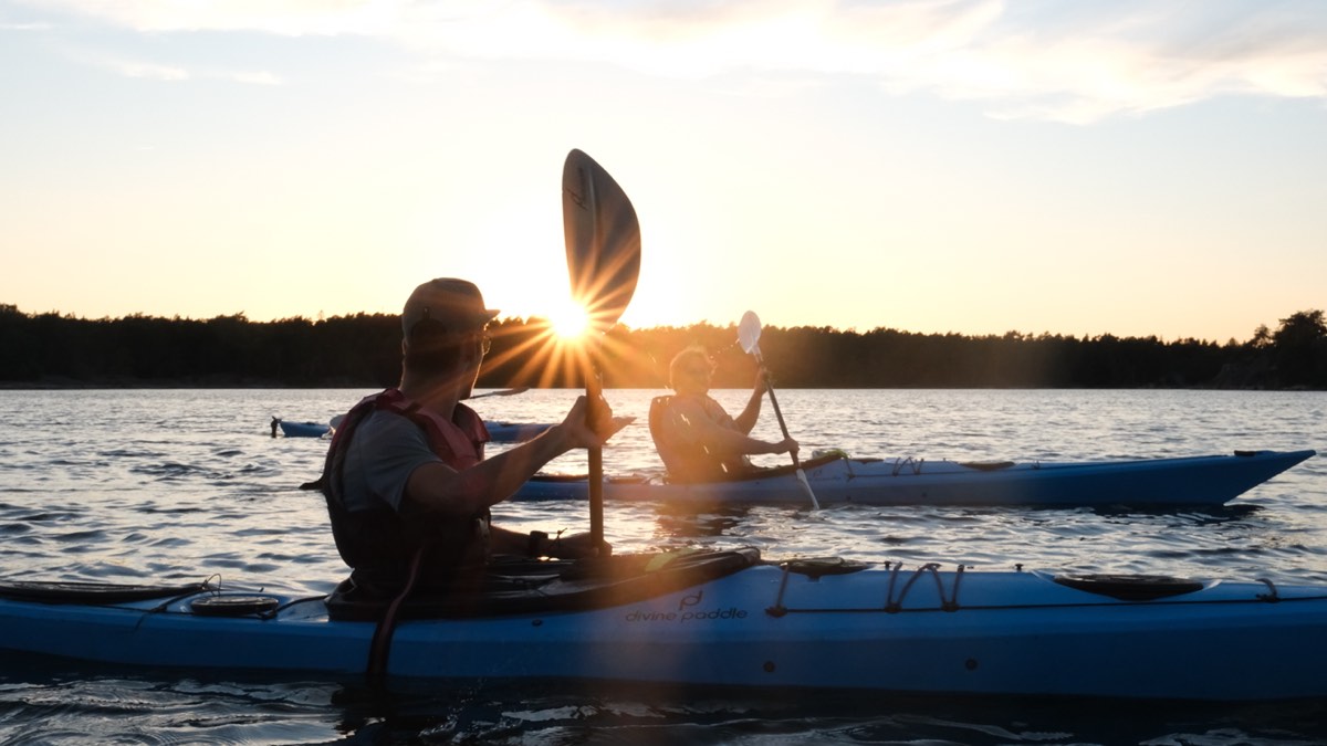 Kajakfahrerin im Gegenlicht der Abendsonne