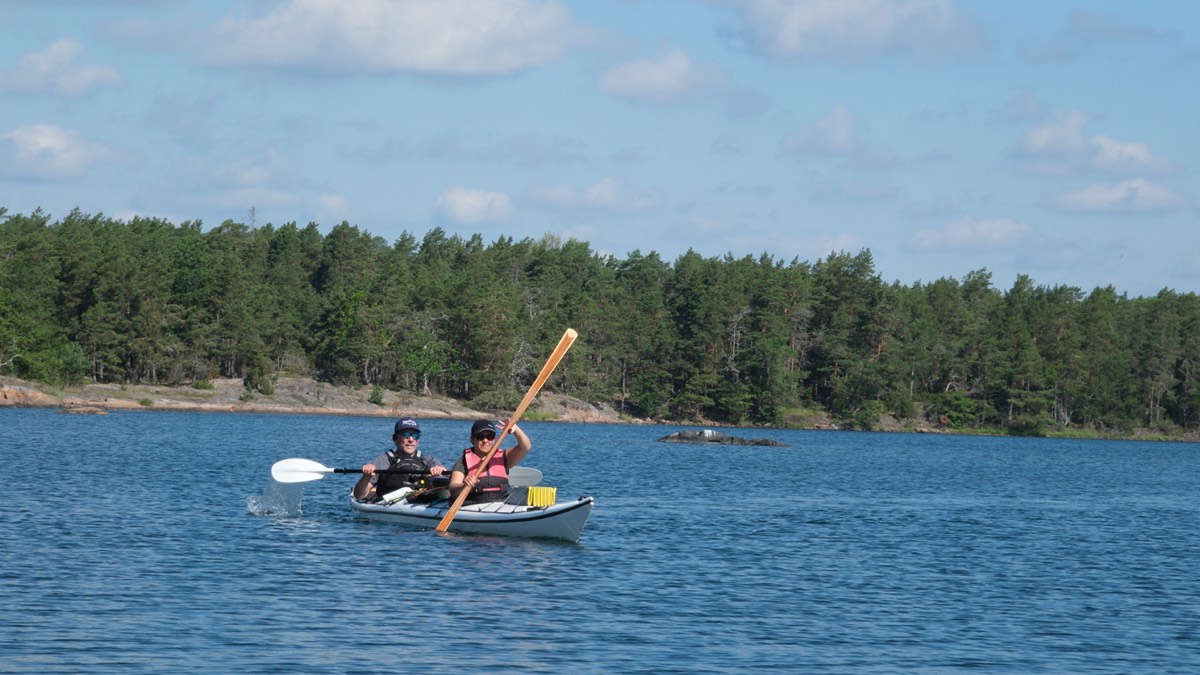 Zwei Paddler auf offenem Wasser