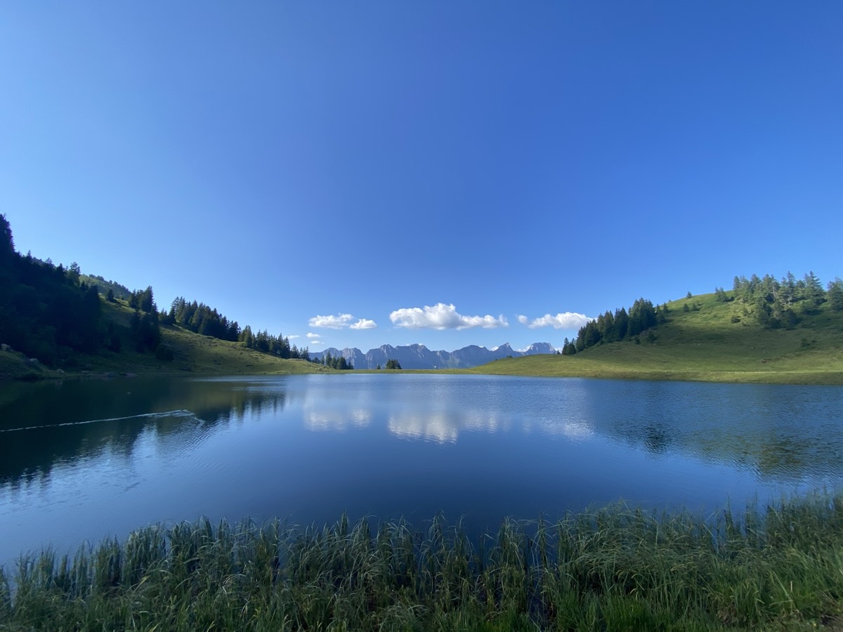 Spiegelglatter Bergsee am Morgen