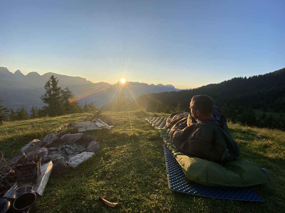 Biwak bei Sonnenaufgang in den Bergen