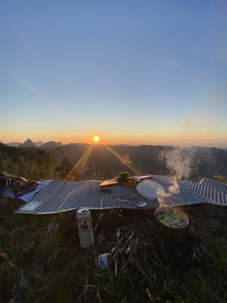 Outdoorküche am Berg bei Sonnenuntergang