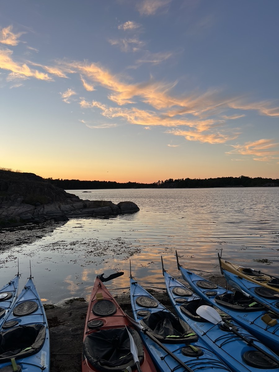 Boote am Ufer bei Sonnenuntergang