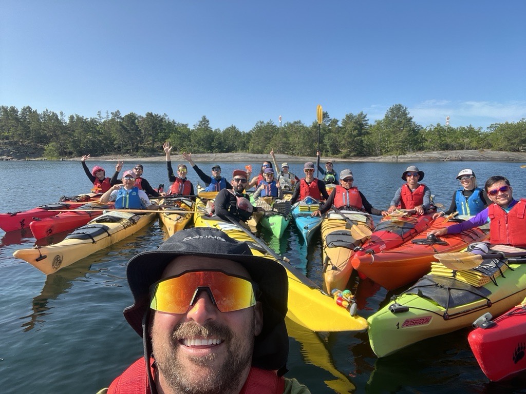 Gruppe von Paddelnden auf dem See