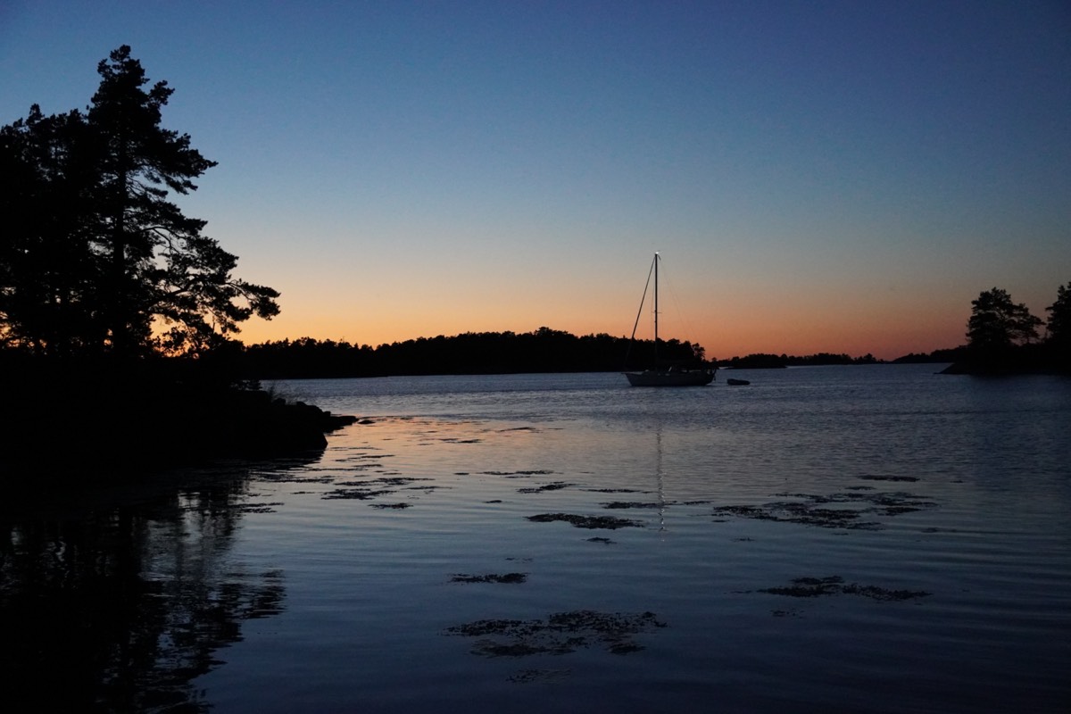 Stille Bucht in der blauen Stunde