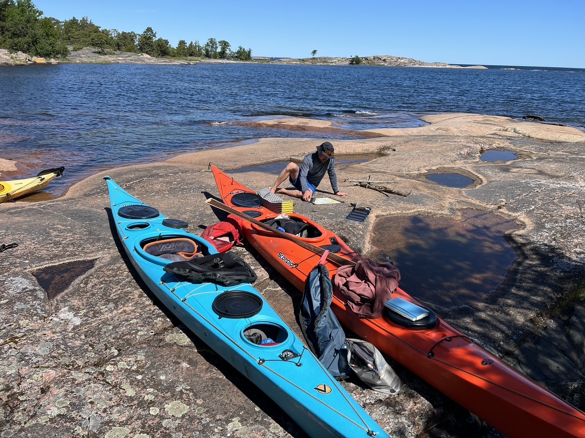 Seekajaks auf einer Felsplatte am Ufer