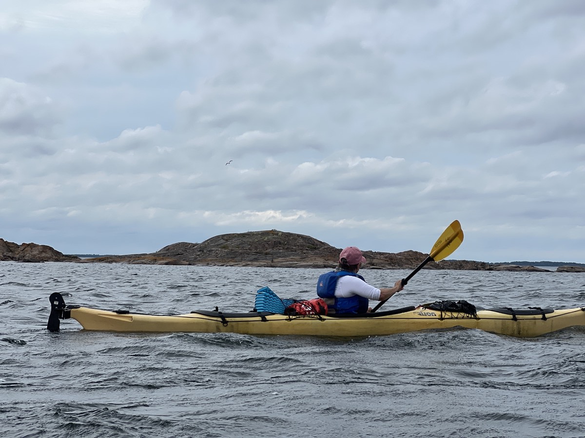Paddler im gelben Seekajak