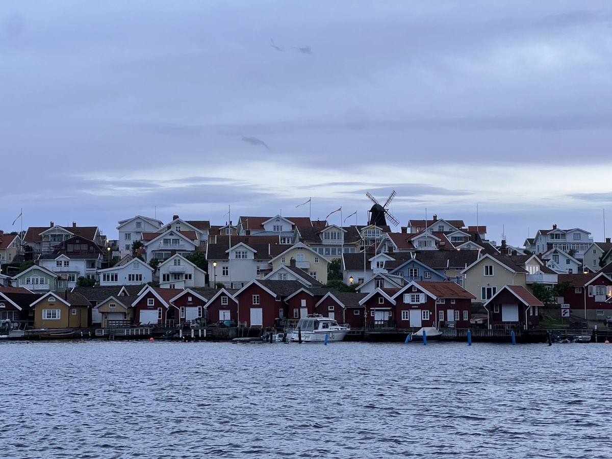 Schwedisches Fischerdorf vom Wasser aus gesehen