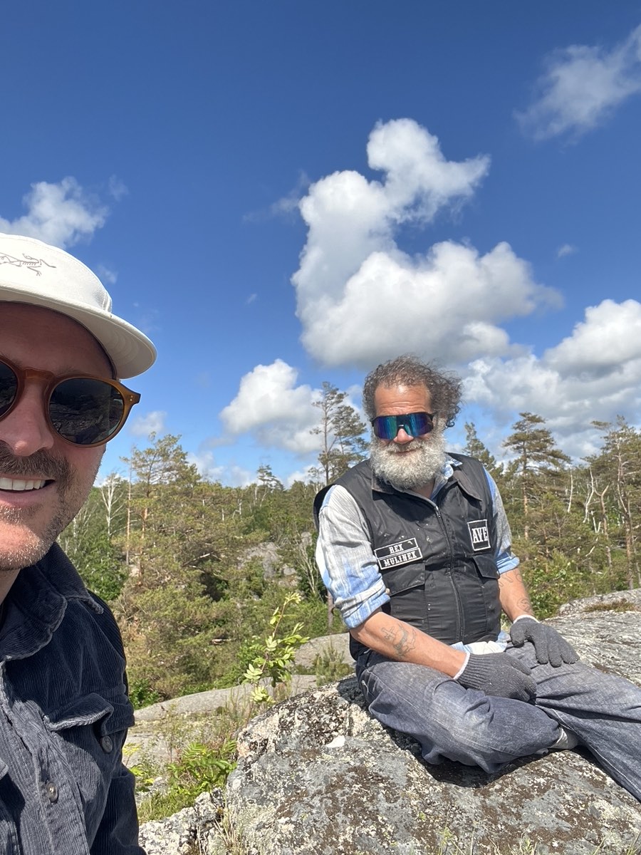 Zwei Teilnehmer machen Pause auf einem Granitfelsen